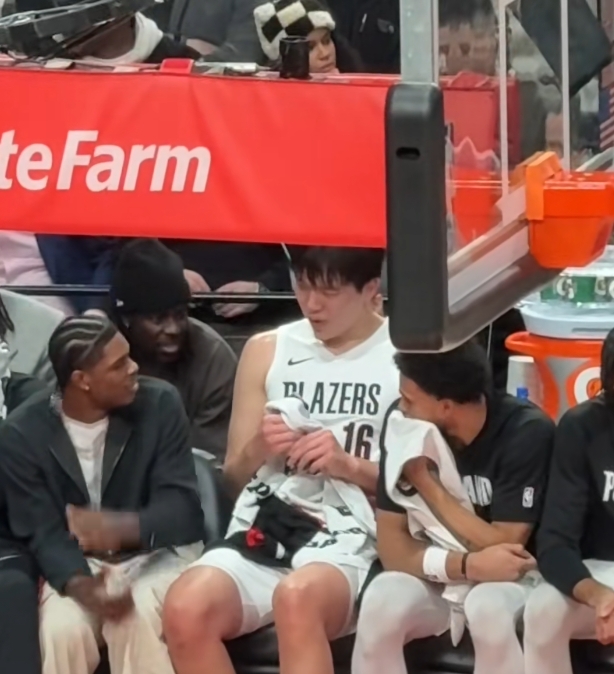 九游娱乐网站-小杨血痕累累惊呆朱哥！队医帮杨瀚森处理伤口 小杨和亨德森热聊