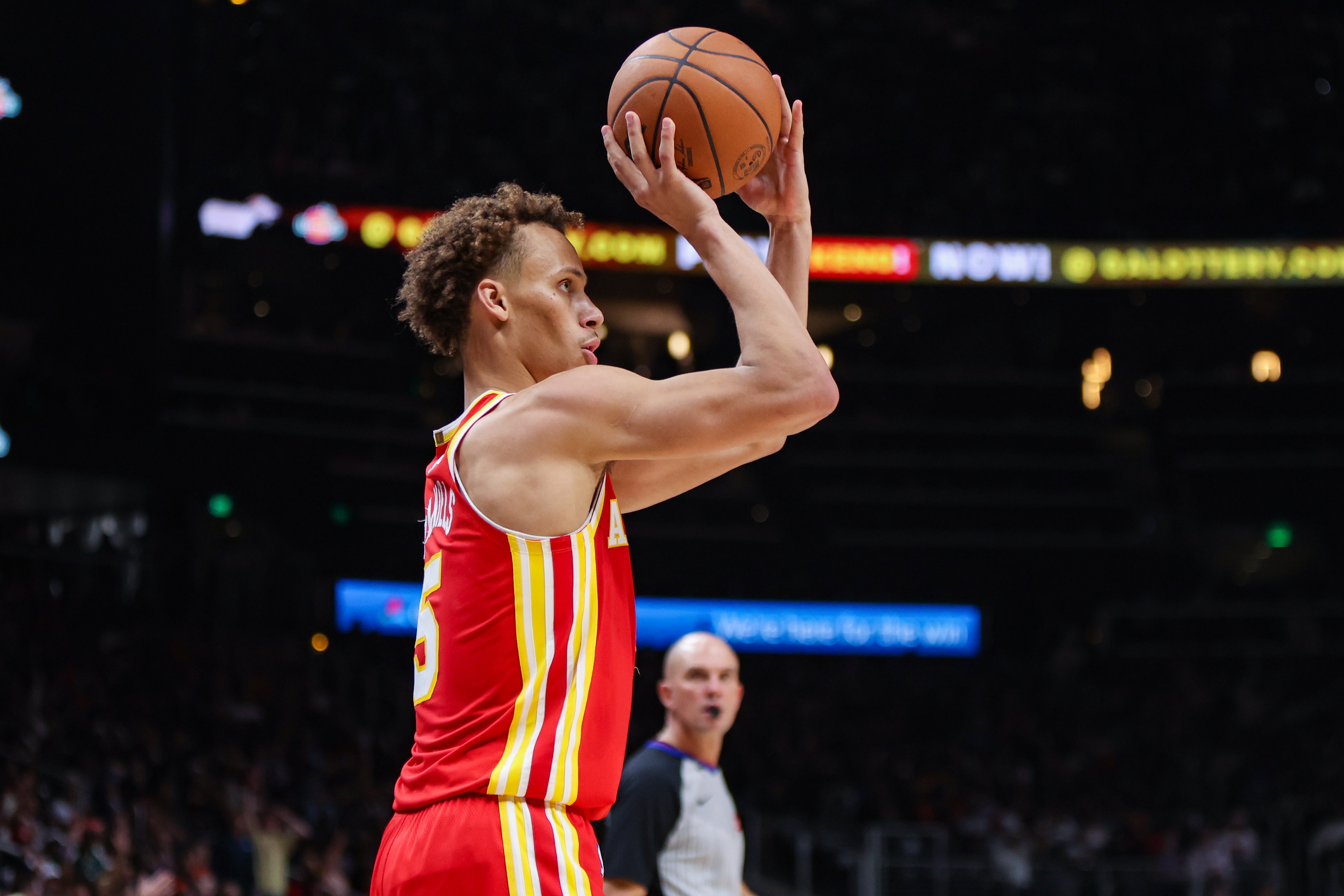 九游娱乐登录入口-有点慌！老鹰连续冲击内线得手追到11分 雷迪克紧急叫停