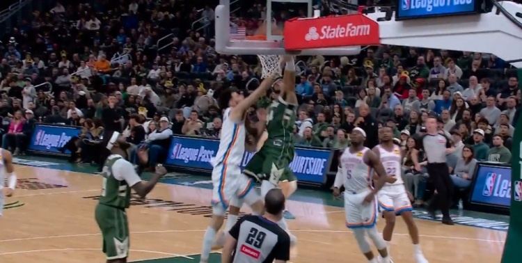 九游方网-拿你撒气！字母哥转身到篮下暴力隔扣霍姆格伦